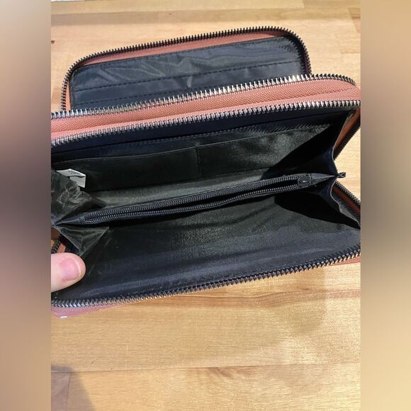 Floral, Kensie, wallet, in good condition. It it a dark mauve color - Picture 4 of 5